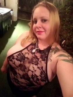 mrscolurblinde:  My tits are apparently too big for my outfit😋