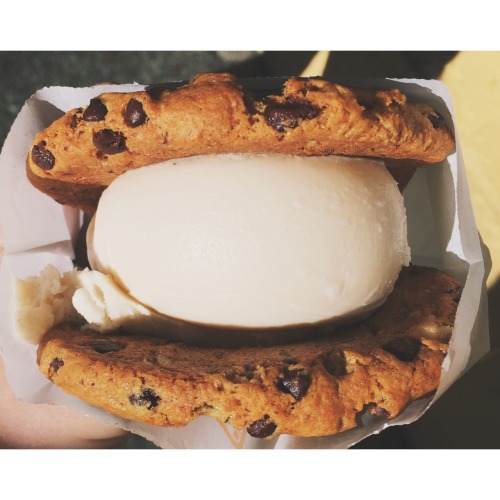 vegan-yogi:  💕 vegan ice cream sandwich with banana nut chocolate chip cookies & soy vanilla ice cream from CREAM in berkeley 💕  instagram: vegany0gini