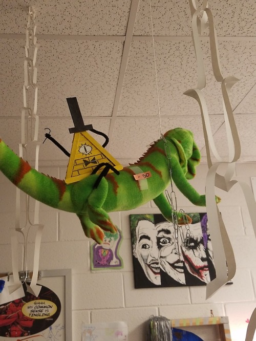 teacherconspiracy: It’s only fair I show off some of my weirdness, too. The lizard is our classroom 