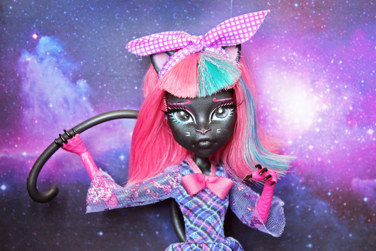 dollystrange:   Find my other dollies here!SpacecatMy tiny little baby got a repaint