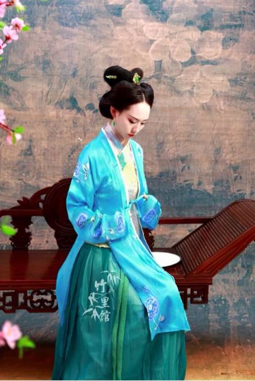 fouryearsofshades:  褙子：天蓝底印花真丝素绉缎 下裙：深绿雪纺，丝棉衬里 交领上襦：浅黄底印花真丝雪纺 (via 竹里馆昨晚的上新〜〜_汉服商家吧_百度贴吧)  竹里馆 http: