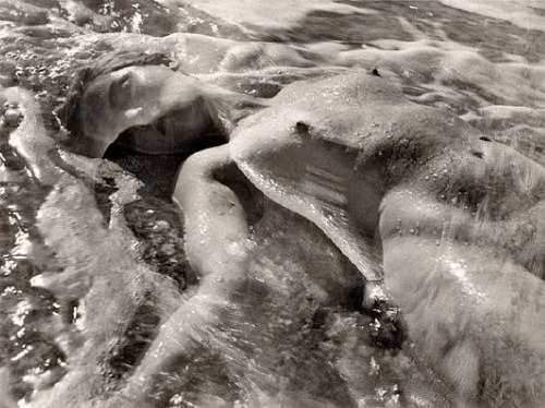 contemporaindufutur: Ruth Bernhard – « In the Waves », 1945