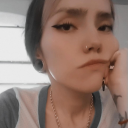 Estaba escuchando música y leyendo como siempre, sola, sin nadie, en mi pupitre,