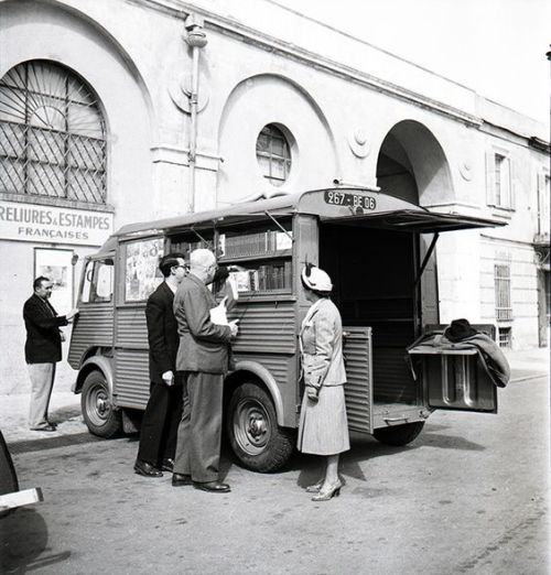 Le tribunal administratif, le premier bibliobus. Nice, 1960. Photo Gilletta