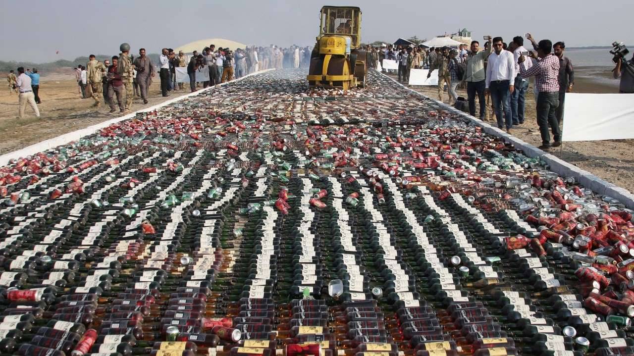 PROHIBIDO. Una apisonadora conducida por guardias costeros destruye botellas de licor el lunes 13 de noviembre de 2017, en Karachi, Pakistán. Los guardacostas paquistaníes destruyeron una gran cantidad de licor ilegal y drogas que han sido...