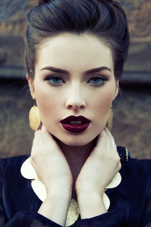 emberwillowtree:  Odette un maquillaje embaucador Labios rojo intenso, una perfecta