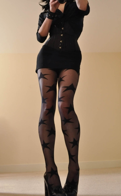 i promised to take more with these tights so here we are. hope i did them justice =3