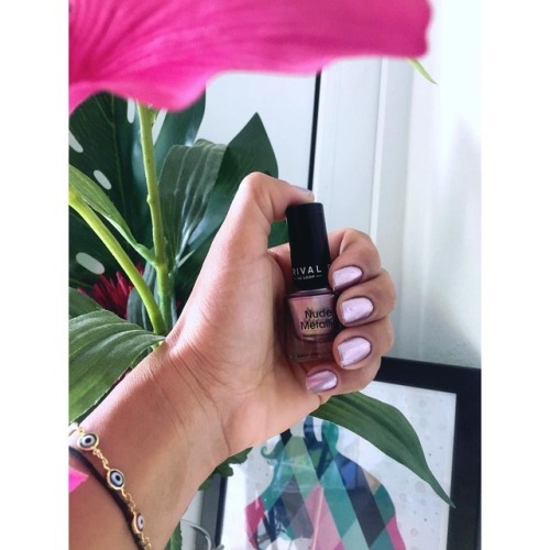 Unhas do FDS…#rivaldeloopyoung#alinelima#colors#style#blogger#tumblrgirl#nude#metalic#nurembe