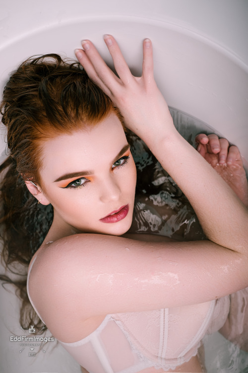 miss-deadly-red:  Splish Splash I was taking a bath!! Rubba Dub just relaxing in the tub!! Photography/Retouch: eddfirmgifsModels/MUA/Styling: miss-deadly-redAssistent: Rhiannon GuestEyeshadow: limecrime (Incantation- The alchemy palette)**Please do