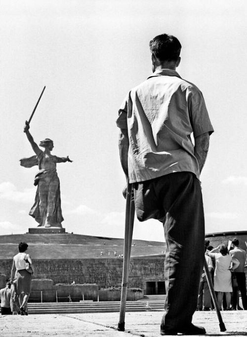 Stalingrad veteran in front of WWII memorial