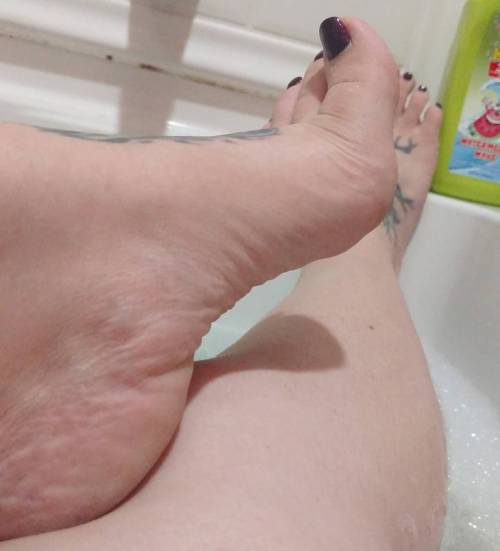 pixiefeetish: Follow that each with your tongue…. Mmmmmmm