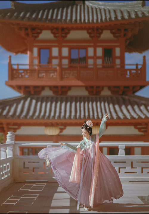 dressesofchina:Tang dynasty-styled ruqun from 幽窗小记- ’s