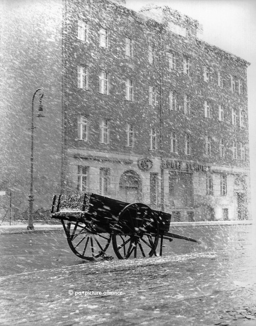 Winter Vintage Berlin: Kreuzberger Straße im Schneegestöber, um 1960.