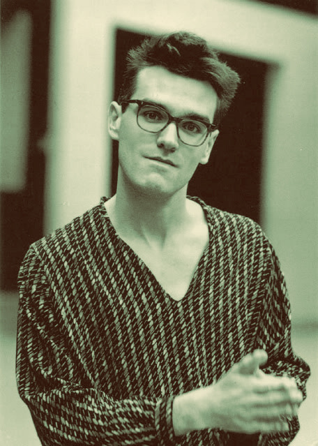 tunnelsounds:  Morrissey in glasses.  Lo amo