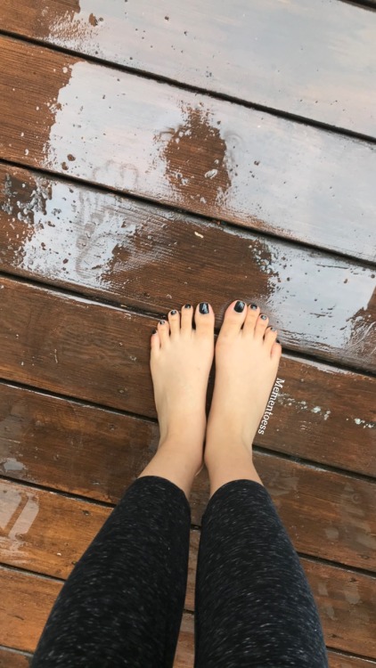 socksandfeet: mementoess: Rainy day toes ☂️ (peep top left for foot prints  ) It’s been too long sin