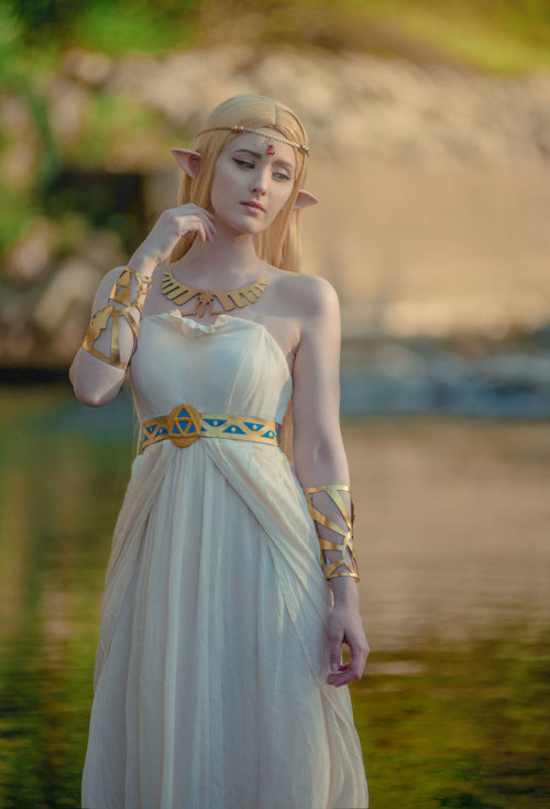 hotcosplaychicks:  Princess Zelda - Breath of the Wild by onbluesnow Check out http://hotcosplaychicks.tumblr.com for more awesome cosplayWe’re on Facebook!https://www.facebook.com/hotcosplaychicks