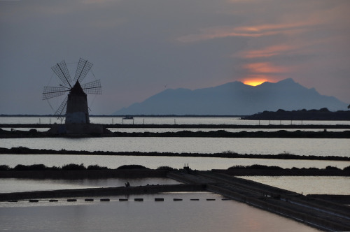 mokacahuete-paysages:  Sunset on the island by salvatore.benanti on Flickr. The sun set behind the island of Marettimo. ¤