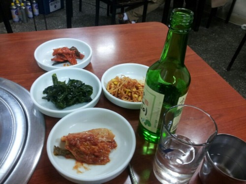 caboom911:  콩나물 안주로 소주 한컵 - 주인장이 없어서 반찬 셀프로 꺼내서 소주 한잔 @장터뚝배기  مع سوجو :Q