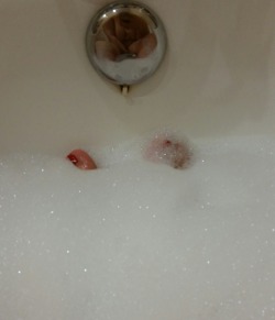 brujitalove:  Bath time 💖💖💋