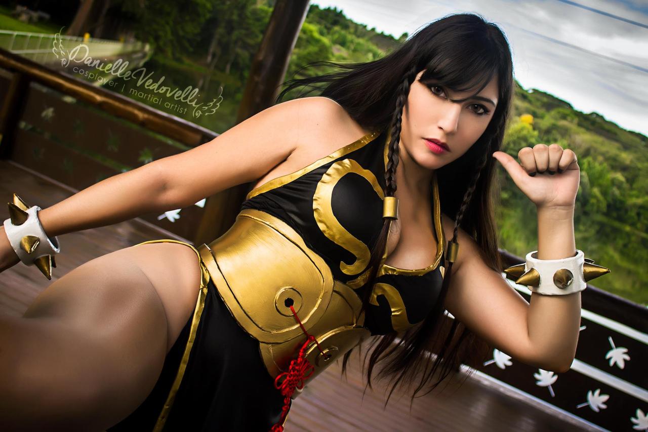 cosplayandgeekstuff:    Danielle Vedovelli (Brazil) as Chun Li. Photos by:  Eve