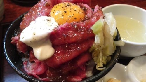 見た目だけでヨダレが止まらん！ローストビーフ丼に喰らいつけるお店まとめ