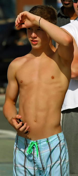 prutprut1972:  Shaved armpits.  or he just doesn’t have hair yet cos hes twelve