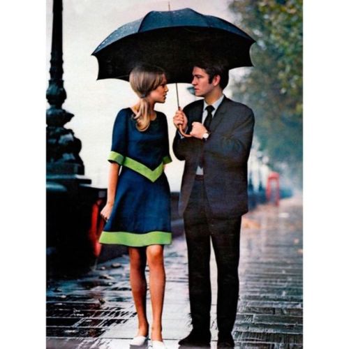 A walk in the rain, #London, 1966 #oldschoolcool ift.tt/2mB1W4L