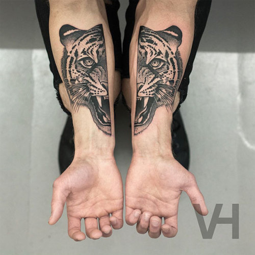 artsnskills:Flawless Monochrome Tattoos Reflecting A Perfect Fuse of Nature And Symmetry Berlin-based German artist Valentin Hirsch achieves the perfect balance of nature and symmetry in his experimental tattoo artwork.   Keep reading