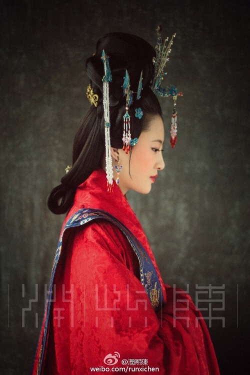 Traditional Chinese wedding hanfu &amp; hair ornaments in the style of the Ming dynasty.