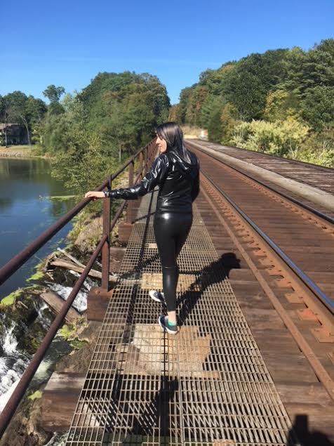 blacktightshinykink:Shiny Sammi.