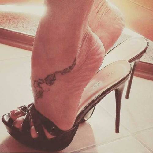 layonheels: #feetfair #highheels #slave #barefoot #heels #layonheels #toes #footjob #foot #feet #mis