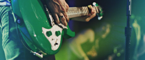 iyeols:  Alex Gaskarth’s guitars: lime green Custom PRS Mira 