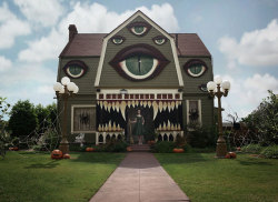 boredpanda:    Artist Turns Parents’ Home Into Haunted House Straight Out Of A Tim Burton Film   