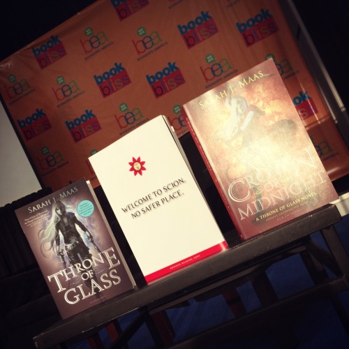erinbowman: Getting ready for Sarah’s ya/na crossover panel with Samantha Shannon!