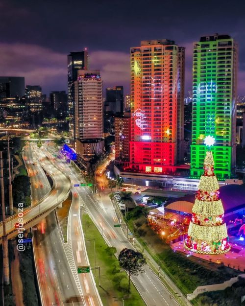 Árvore de natal de São Paulo. #saopaulo #saopaulocity #splovers #saopaulowalk #cidadedagaroa #spdaga