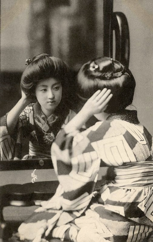 thekimonogallery:  Nagajuban - Lingerie Kimono, 1910s, Japan.  Geisha Sakae in her