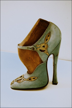 vintagemarlene:  vintage fetish heel (sombreboite.blogspot.com)