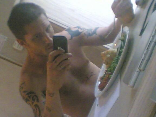 Today’s cursed Tom Hardy is: Food selfie Hardy