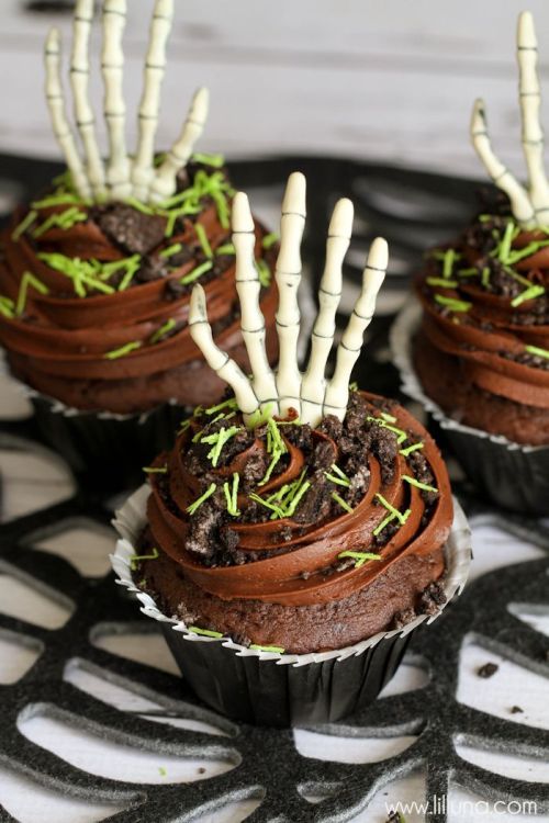 joyfullycybermoon:sixpenceee:These halloween style cupcakes are to die for! I’ll be posting hallowee