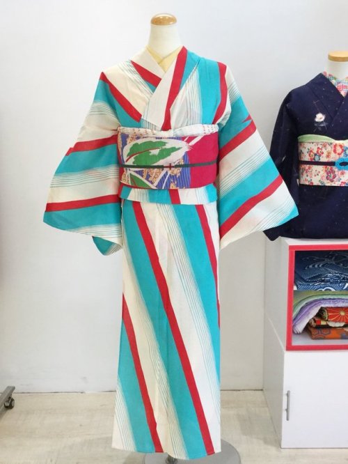 Minty stripes kimono paired with vintage sasa (bamboo leave) and araiso (carp in waves or waterfall)