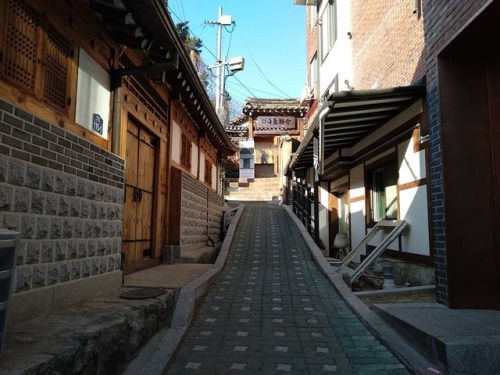 Bukchon hanok village #190124 #yestermorning #rok #koreatrip #快乐老外 #bukchon #bukchonhanokvillage #la