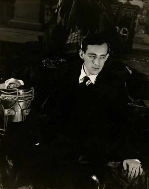 sandyfarquhar: athena-contemplative: Alec Guinness as Hamlet, 1938.Photo : Angus McBean @tomwingfiel