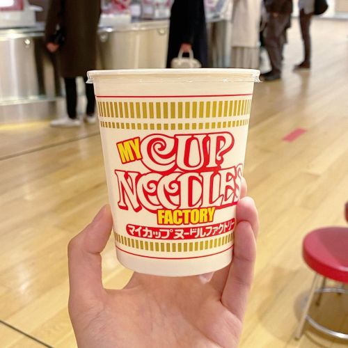 Making my own cup-noodle at Cup noodle Museum! Selecting my soup base, toppings, and designing the c