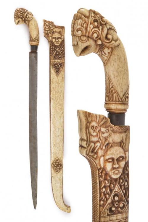 armthearmour:A stunning Parang with bone carved grip and scabbard, Indonesia, ca. 1900, from Czerny’