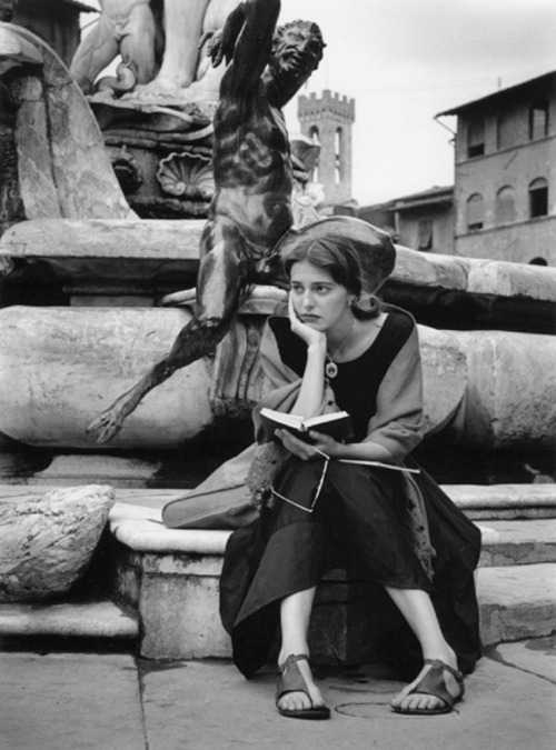 books0977: Reading about the art of Florence. The American girl in Europe series. Photographer Ruth 