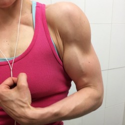 fit-and-skinny-kate:  runfitlove:  fit-and-skinny-kate:  So I was reall tired after a super slow day at work but I still wanted to have a killer shoulder workout so I bopped on over to GNC, dropped way too much money on some C4, destroyed my delts a bit,