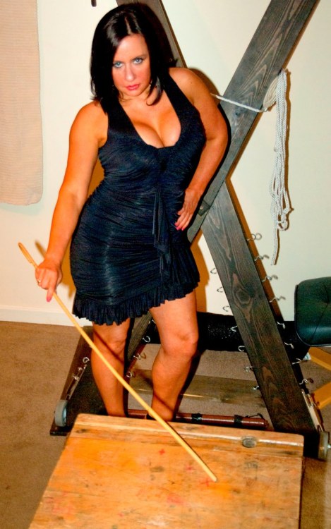 themars75:  mistressrealdevotee:  Mistress R’eal is a well known specialist in caning  vrry goodlooking Mistress 