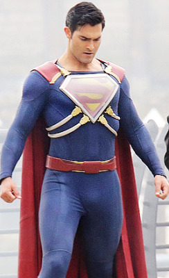 zacefronsbf:  Tyler Hoechlin on the set of Supergirl (August 3rd) 