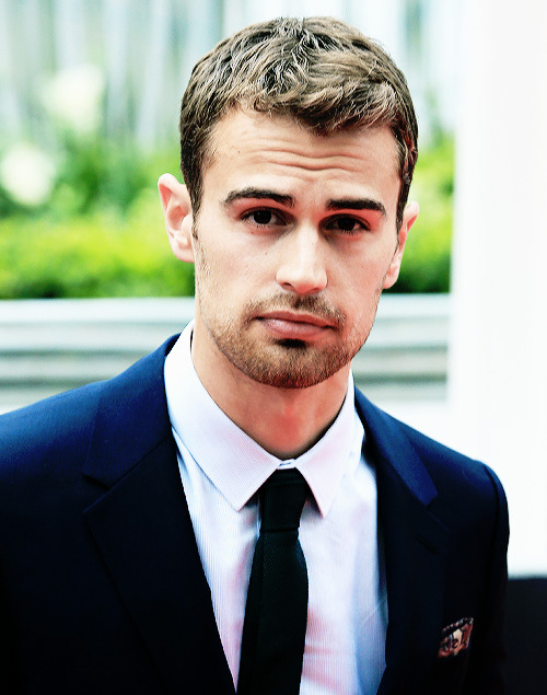 79/100 pictures of theo james