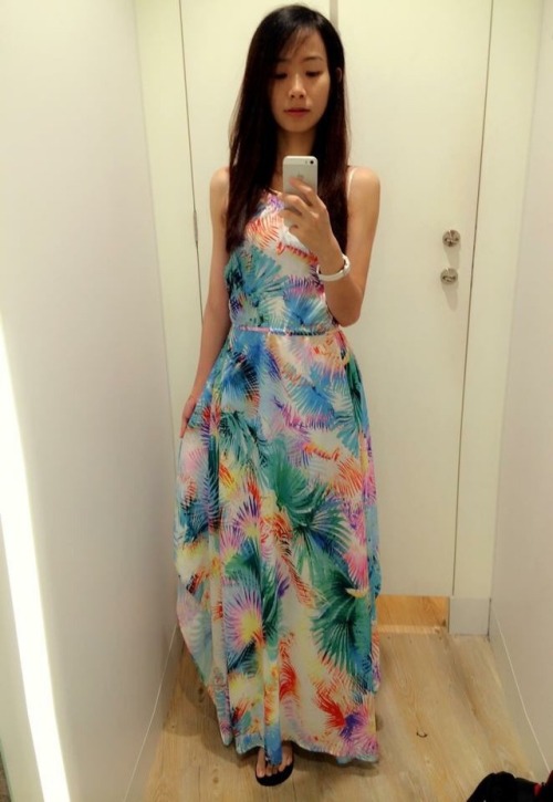 lovelystevieng: 漂亮嗎？知道我的裙裡有什麼東西嗎？